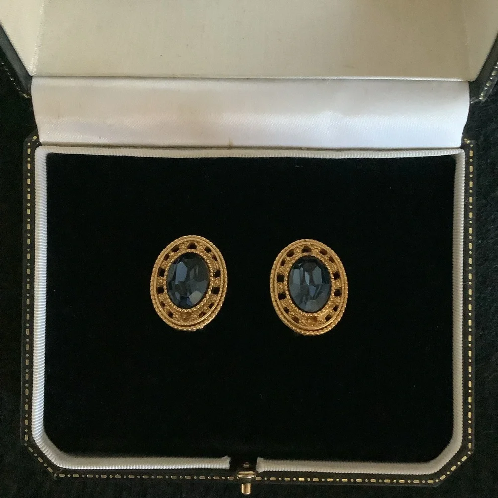 Vintage 1928 sapphire blue rhinestone clip on earrings.